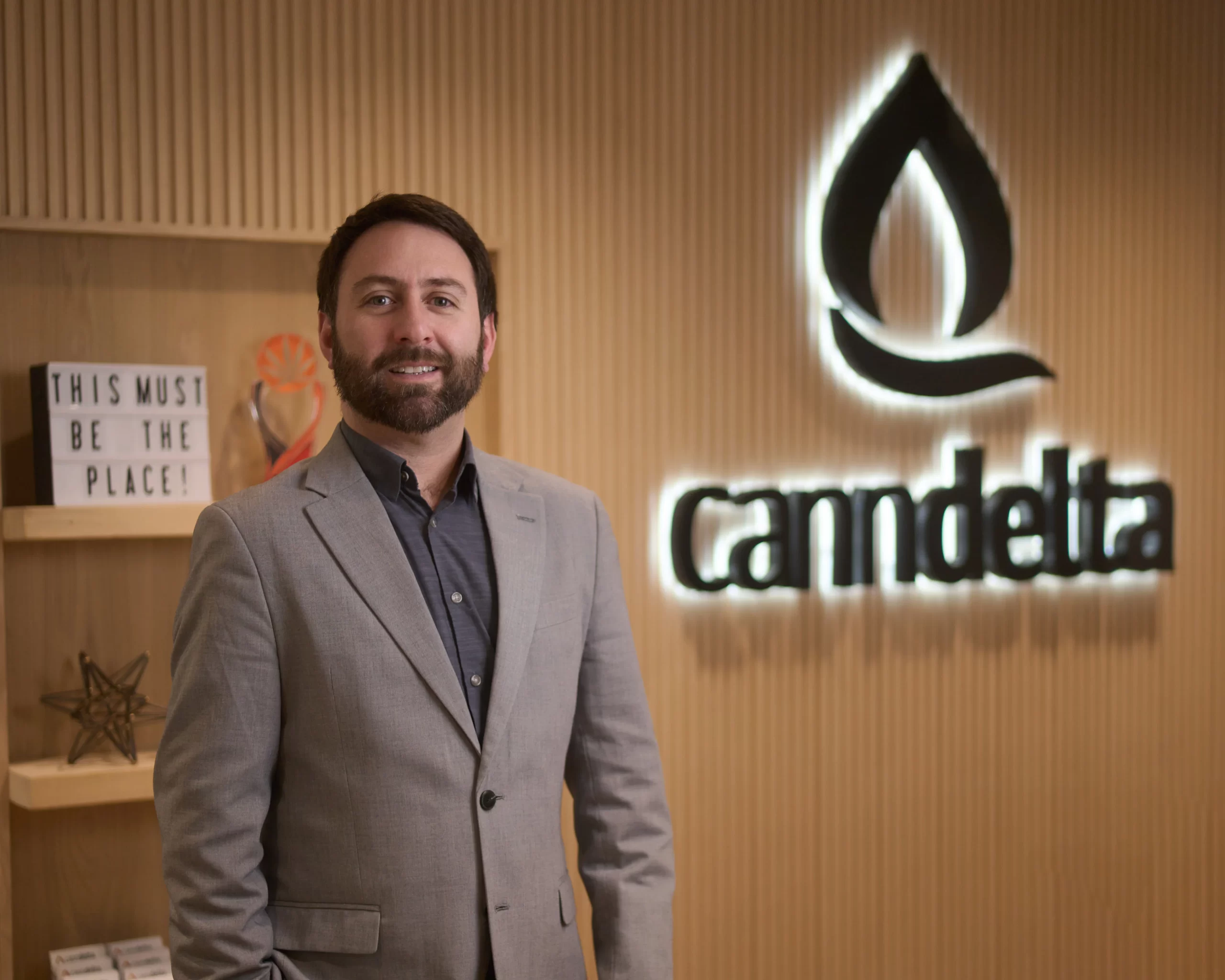 Sebastian Barros at CannDelta with Logo of the company